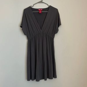 Grey dress, mini, gently worn but great condition, v-neck, size M.